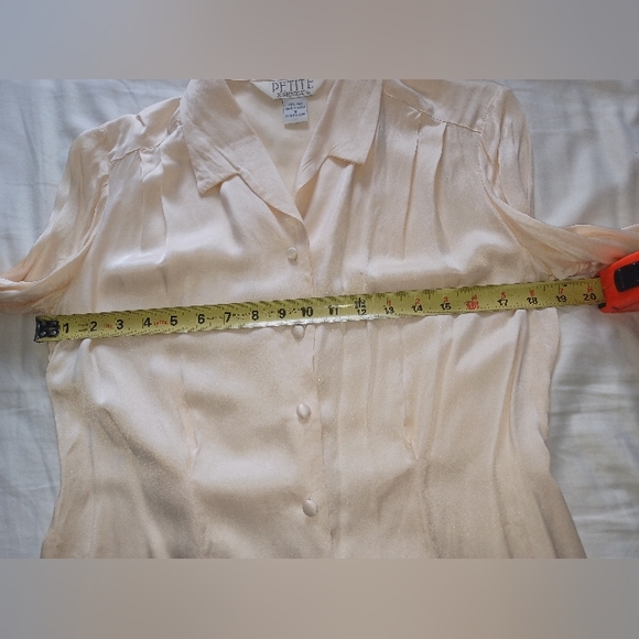 Petite Sophisticate top/ 100% Silk button up blouse  cream size 8 - Picture 3 of 6